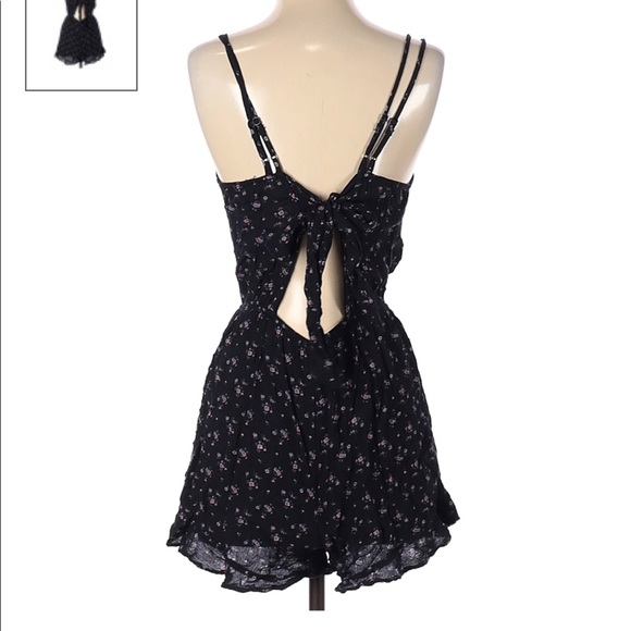 American eagle Black floral romper - Picture 2 of 6